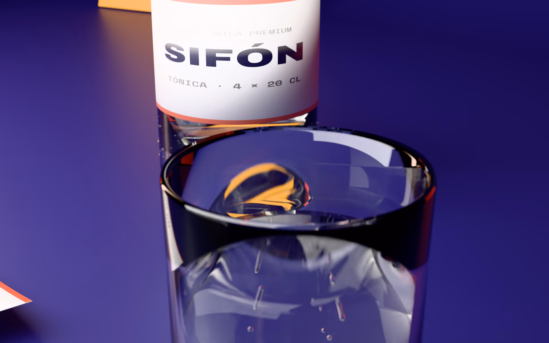 La botella de Tónica Sifón en el estudio, con un vaso de tónica recién servido